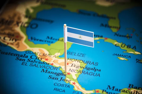 Nicaragua marcado con una bandera en el mapa — Foto de Stock