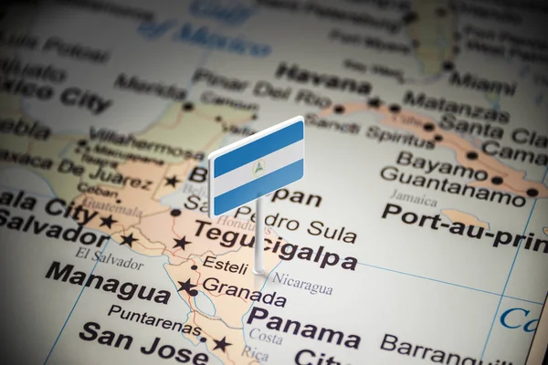 Nicaragua gemarkeerd met een vlag op de kaart — Stockfoto