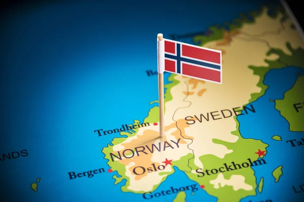 Noruega marcada com uma bandeira no mapa — Fotografia de Stock