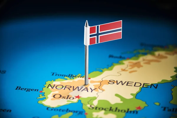 Norveç harita üzerinde bir bayrakla işaretlenmiş — Stok fotoğraf