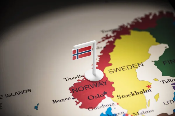 Noruega marcada com uma bandeira no mapa — Fotografia de Stock