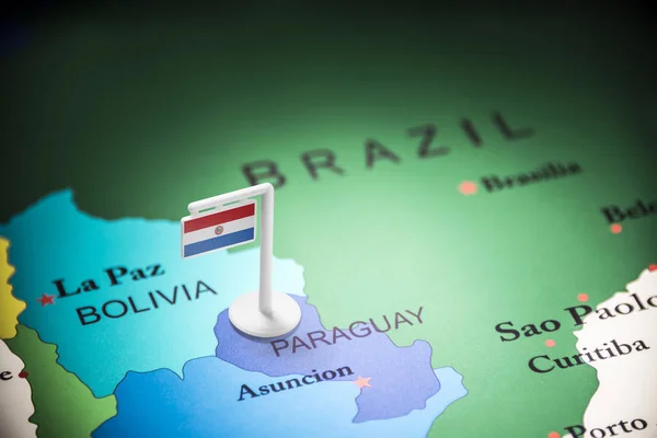 Paraguay gemarkeerd met een vlag op de kaart — Stockfoto