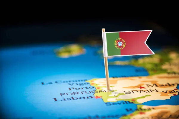 Portugal marcado com uma bandeira no mapa — Fotografia de Stock