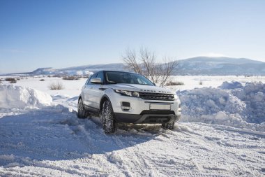 Beyaz Range Rover Evoque arka planda Zhiguli Dağları Samara bölgesi, Rusya'nın bir kış yolda siyah bir çatı. Açık güneşli gün 9 Şubat 2019