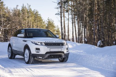 Beyaz Range Rover Evoque Samara bölgesi, Rusya ormandaki bir kış yolda siyah bir çatı. Açık güneşli gün 9 Şubat 2019