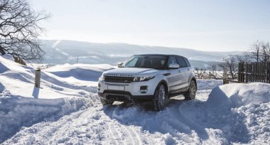 Beyaz Range Rover Evoque arka planda Zhiguli Dağları Samara bölgesi, Rusya'nın bir kış yolda siyah bir çatı. Açık güneşli gün 9 Şubat 2019