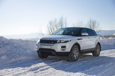 Beyaz Range Rover Evoque arka planda Zhiguli Dağları Samara bölgesi, Rusya'nın bir kış yolda siyah bir çatı. Açık güneşli gün 9 Şubat 2019
