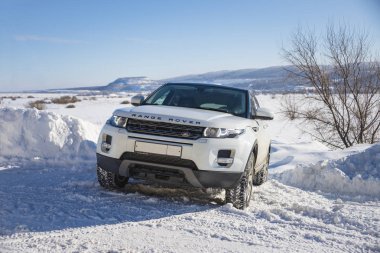 Beyaz Range Rover Evoque arka planda Zhiguli Dağları Samara bölgesi, Rusya'nın bir kış yolda siyah bir çatı. Açık güneşli gün 9 Şubat 2019
