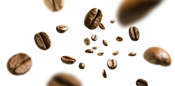 Granos de café en vuelo sobre fondo blanco — Foto de Stock