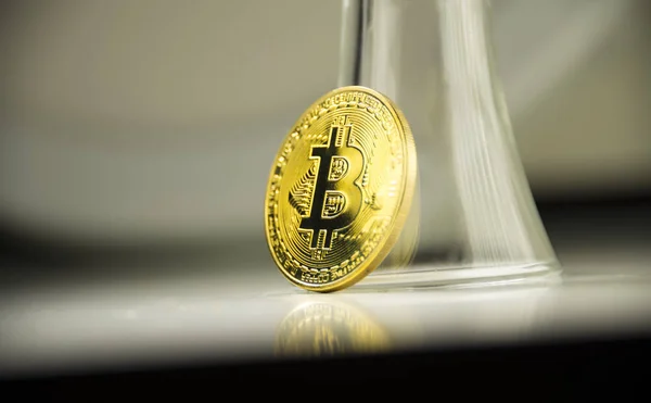 Kryptovaluta i guld mynt Bitcoin står på kanten — Stockfoto
