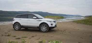 Land Rover Range Rover Samara, Rusya kenti yakınlarında bulutlu bir yaz gününde Volga nehri ve Zhiguli dağlarının arka planda yer almaktadır. 8 Ağustos 2019