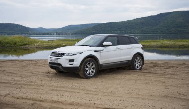 Land Rover Range Rover Samara, Rusya kenti yakınlarında bulutlu bir yaz gününde Volga nehri ve Zhiguli dağlarının arka planda yer almaktadır. 8 Ağustos 2019