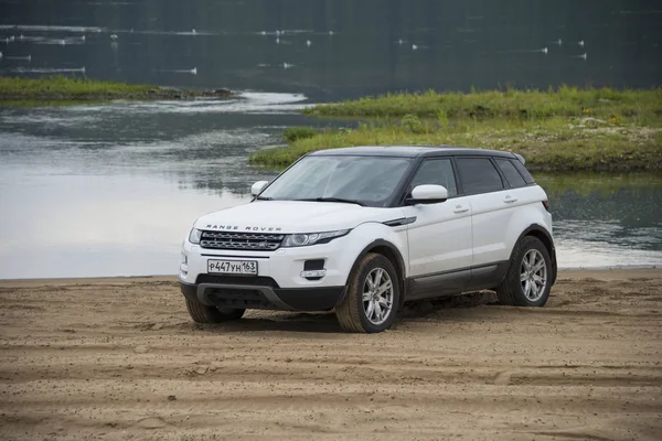 Land Rover Range Rover Samara, Rusya kenti yakınlarında bulutlu bir yaz gününde Volga nehri ve Zhiguli dağlarının arka planda yer almaktadır. 8 Ağustos 2019