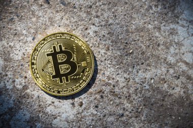 Altın sikke Bitcoin taş arka plan üzerinde