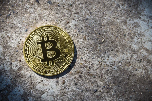 Guld mynt Bitcoin på stenen bakgrund — Stockfoto