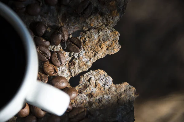 Filiżanka kawy i ziaren kawy zbliżenie na żelazo zardzewiałe tło — Zdjęcie stockowe