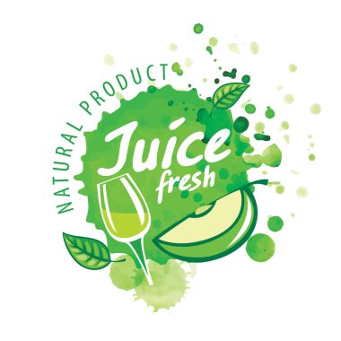 Beyaz arkaplanda yeşil elma suyu damlaları