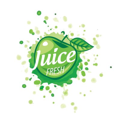 Beyaz arkaplanda yeşil elma suyu damlaları