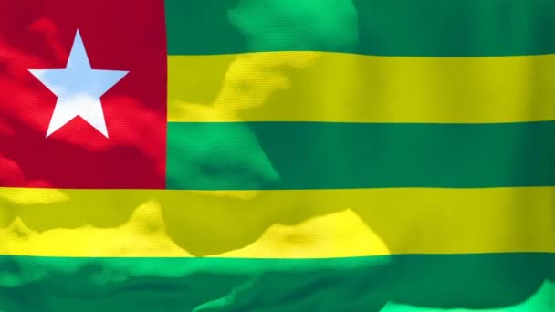 토고의 국기가 바람에 나부끼는 모습 — 비디오