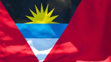 Antigua Barbuda 'nın ulusal bayrağı rüzgarda dalgalanıyor.