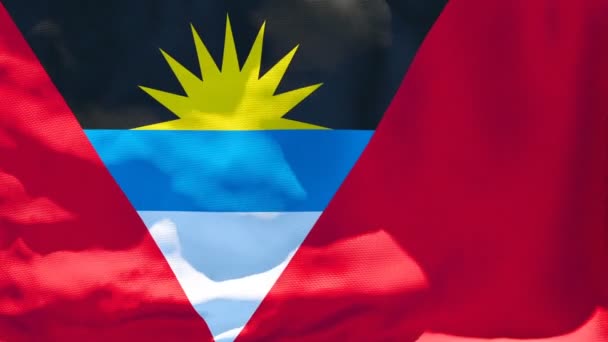 A bandeira nacional de Antígua Barbuda está voando ao vento — Vídeo de Stock