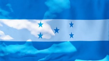 Honduras 'ın ulusal bayrağı rüzgarda dalgalanıyor.