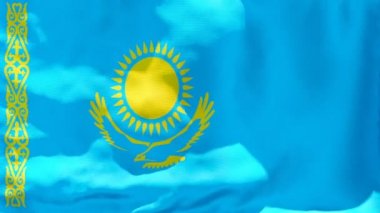 Kazakistan 'ın ulusal bayrağı rüzgarda dalgalanıyor.