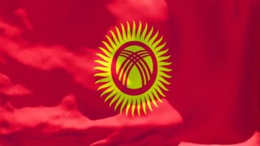 Kırgızistan 'ın ulusal bayrağı rüzgarda dalgalanıyor.