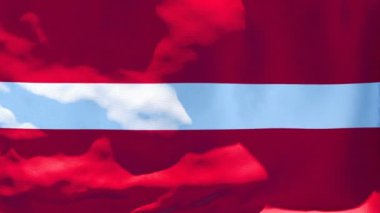 Letonya 'nın ulusal bayrağı rüzgarda dalgalanıyor