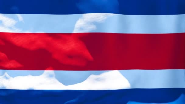 Kosta Rika 'nın ulusal bayrağı rüzgarda dalgalanıyor. — Stok video