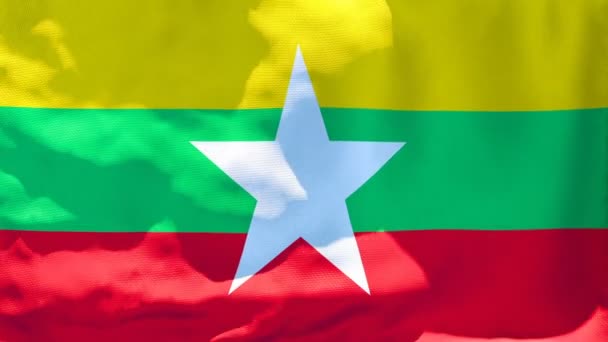 Bendera nasional Myanmar berkibar-kibar dalam angin — Stok Video