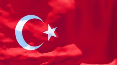 Türk bayrağı rüzgarda dalgalanıyor