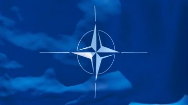 NATO bayrağı rüzgarda dalgalanıyor