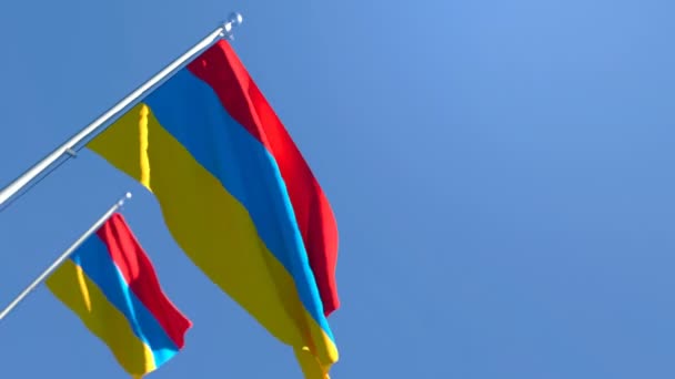 La bandera nacional de Armenia ondea en el viento contra un cielo azul — Vídeo de stock