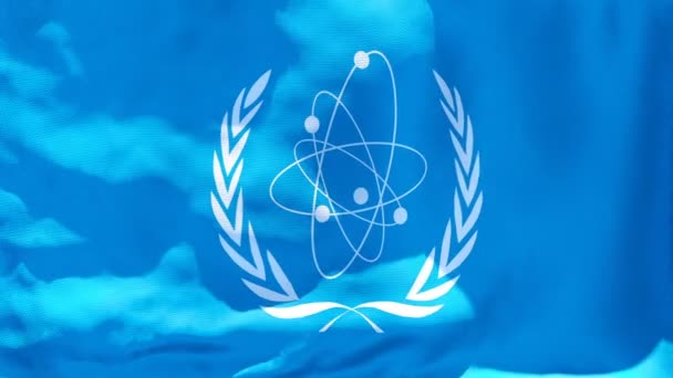 Bandeira da Agência Internacional de Energia Atômica da AIEA voa ao vento — Vídeo de Stock