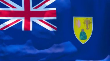 Türklerin ve Caicos Adalarının ulusal bayrağı rüzgarda dalgalanıyor