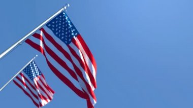 Amerika Birleşik Devletleri bayrağı rüzgârda dalgalanıyor.