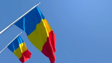 Çad 'ın ulusal bayrağı mavi gökyüzüne karşı rüzgarda dalgalanıyor.