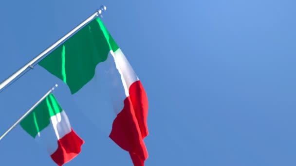 La bandera nacional de Italia ondea en el viento contra un cielo azul — Vídeo de stock