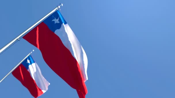 A bandeira nacional do Chile está voando no vento contra um céu azul — Vídeo de Stock