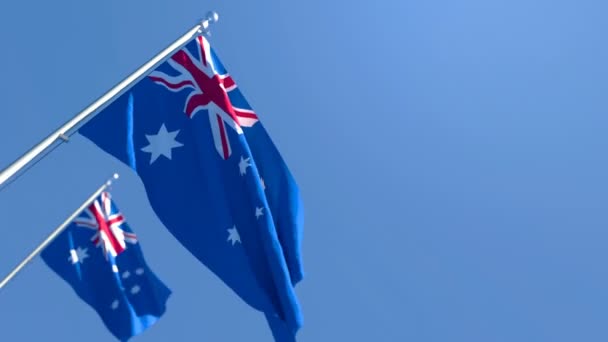 A bandeira nacional da Austrália está voando no vento contra um céu azul — Vídeo de Stock