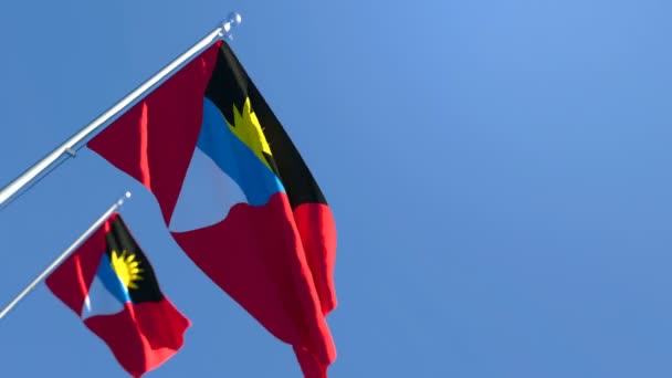 Nationell flagga Antigua Barbuda flyger i vinden mot en blå himmel — Stockvideo