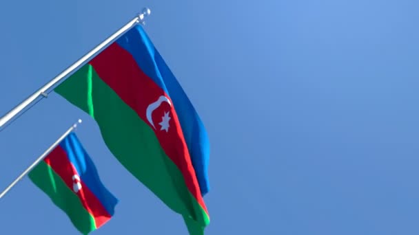 La bandiera nazionale dell'Azerbaigian sta volando nel vento contro un cielo blu — Video Stock