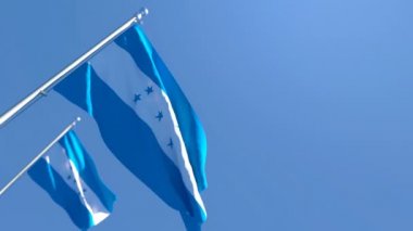 Honduras 'ın ulusal bayrağı mavi gökyüzüne karşı rüzgarda dalgalanıyor.