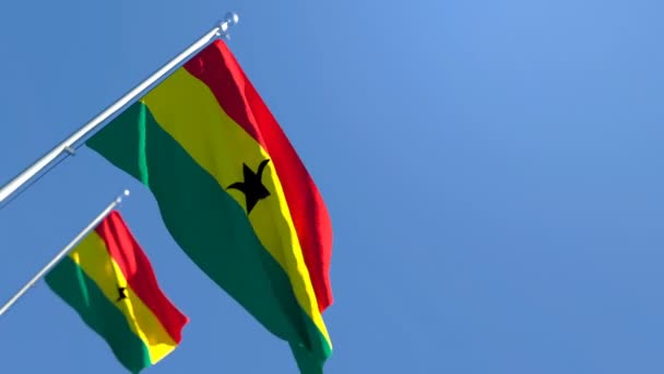 Государственный флаг Ганы летит на ветру против голубого неба — стоковое видео