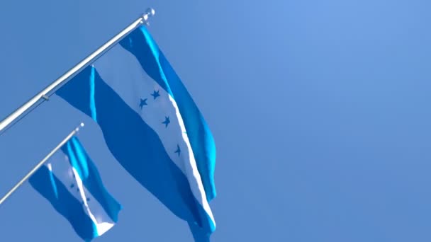 La bandera nacional de Honduras ondea en el viento contra un cielo azul — Vídeo de stock