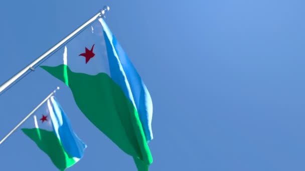 Cibuti 'nin ulusal bayrağı mavi gökyüzüne karşı rüzgarda dalgalanıyor. — Stok video