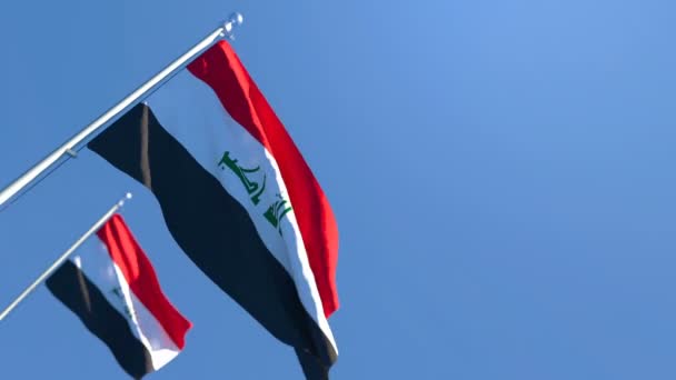 Η εθνική σημαία του Ιράκ κυματίζει στον άνεμο ενάντια στον γαλάζιο ουρανό. — Αρχείο Βίντεο