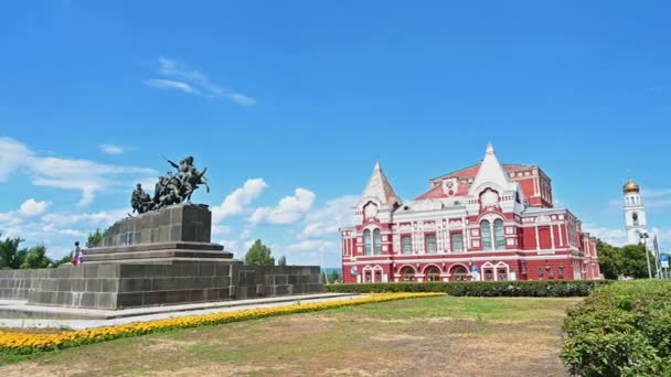 Teatro drammatico nella città di Samara in Russia. Clear Sunny day 21 luglio 2020 — Video Stock