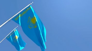 Kazakistan 'ın ulusal bayrağı mavi gökyüzüne karşı rüzgarda dalgalanıyor.